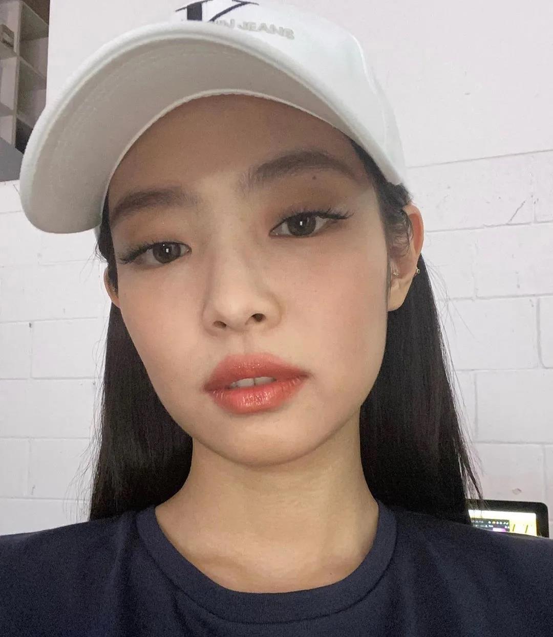 这个照片中jennie的妆容看的更加清楚,首先妆容中底妆是最重要的部分