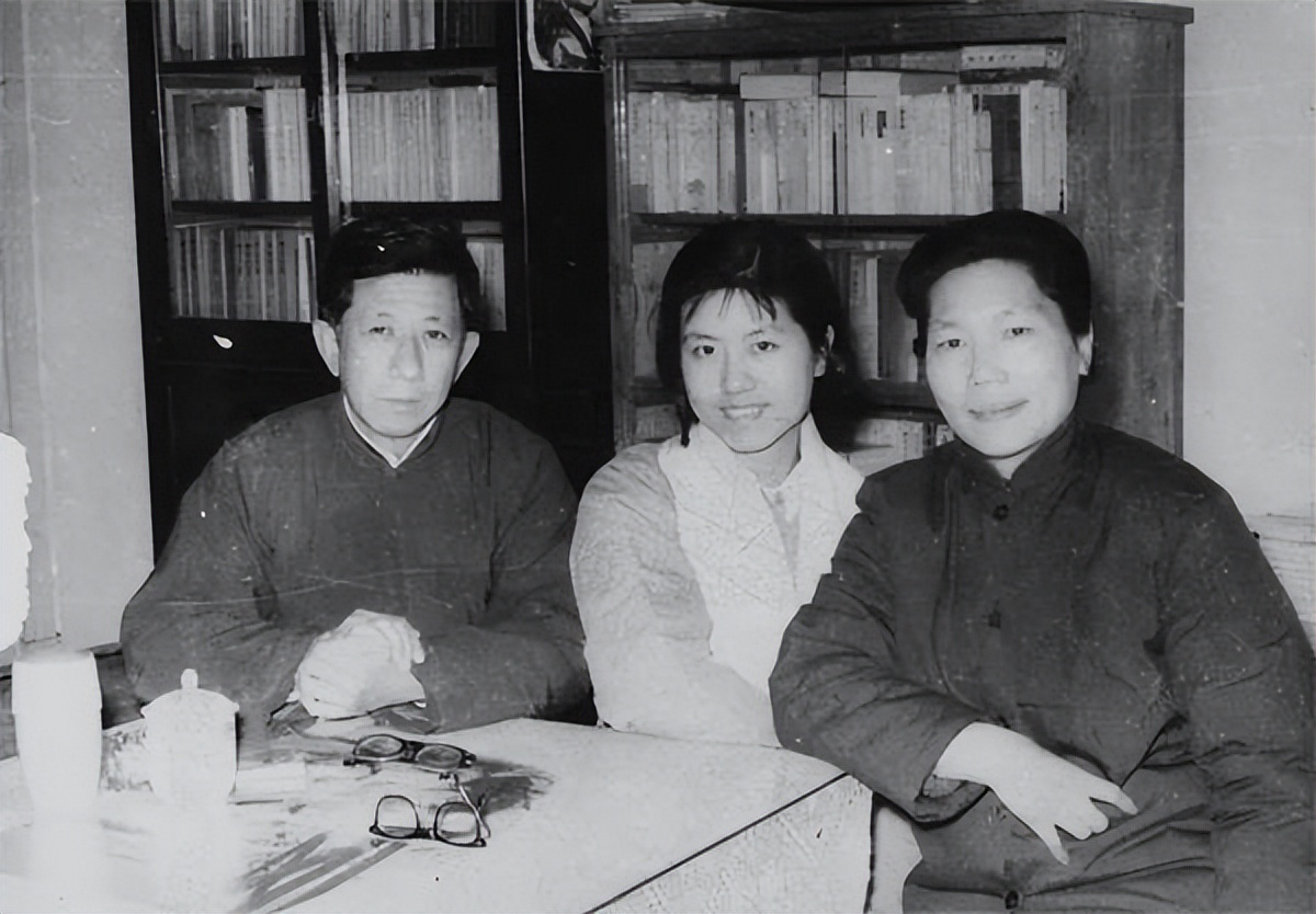 王安忆:初中毕业成著名作家,她嫁给平凡丈夫幸福吗?_茹志鹃_女儿_妈妈