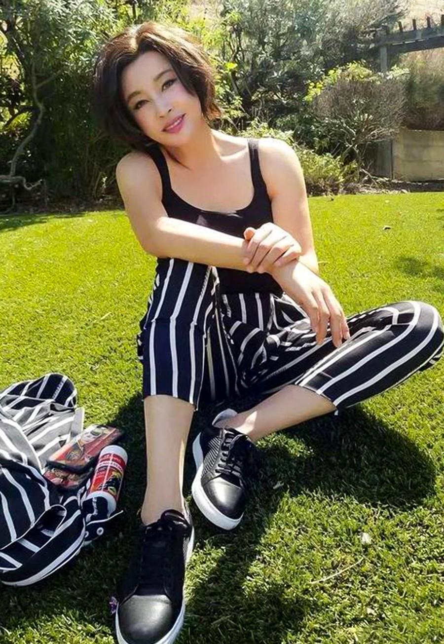 64岁刘晓庆真是不一般一件背心也能撑出曲线奶奶辈发量够惊人