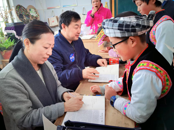 乔领宁雪君六一儿童节祝草原小学小朋友们天天向上永远幸福