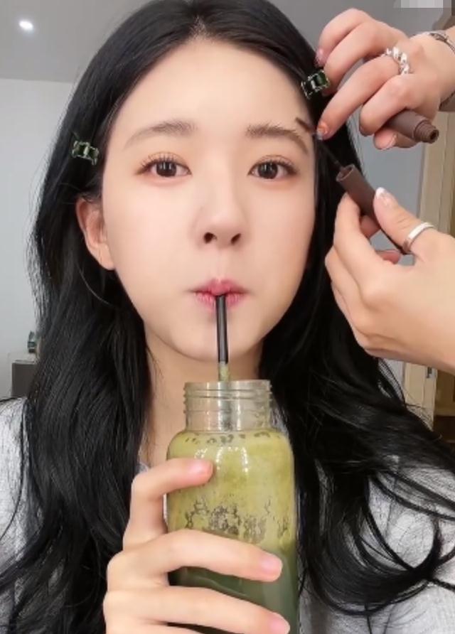 原创赵露思素颜拍视频无美颜画面被疯狂截图这皮肤状态让人看愣了