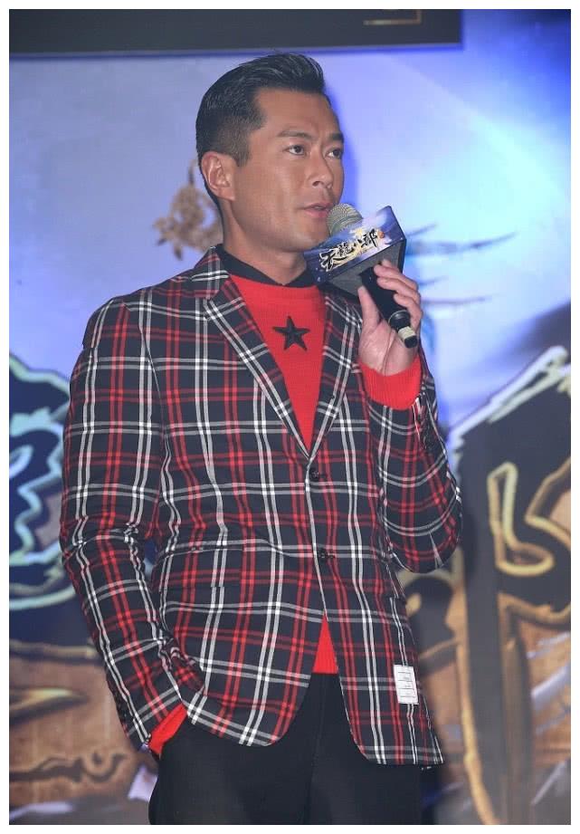 继续看古天乐的搭配,古天乐内有一件红色夹克,夹克里有古天乐和黑色