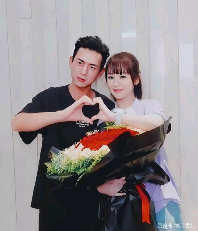 赵丽颖李现杨紫同台获奖,童颜夫妇甜蜜对视,赵丽颖却成了电灯泡_舞台