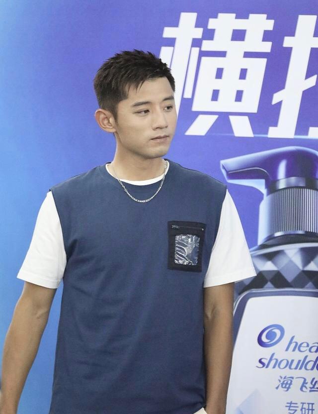 原创张继科这颜值无可挑剔穿蓝白t恤配五分裤帅气有型活力十足