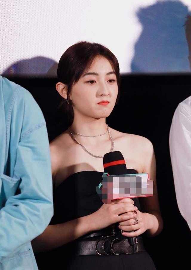 蓝衣红裤变"阿庆嫂",罕见化浓妆太时尚_造型_整体_张子枫