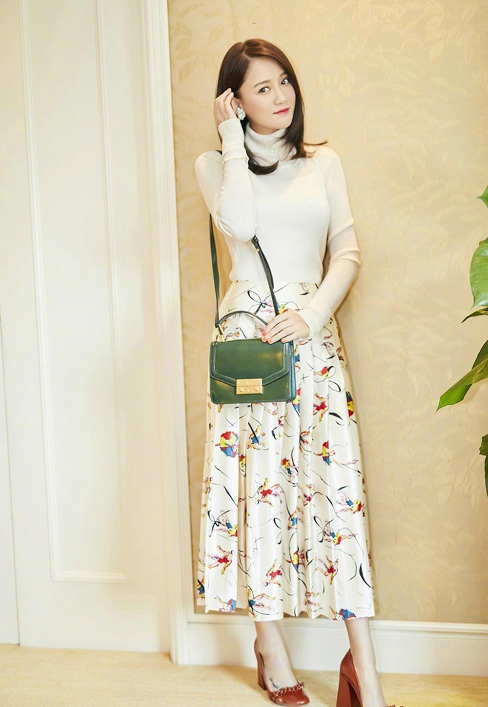 陈乔恩瘦了真迷人穿奶白针织衫气质高雅配丝绸长裙太美了