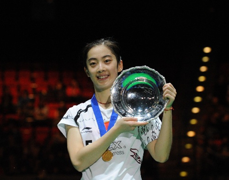 王适娴出生于1990年,江苏妹子,身高168公分,体重60公斤,小时候的