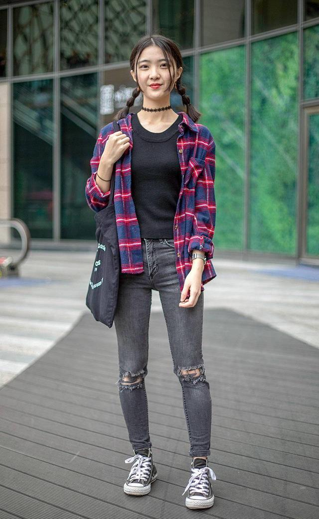 街拍潮人时尚穿搭波点连衣裙优雅清新个性印花旗袍文艺又秀丽