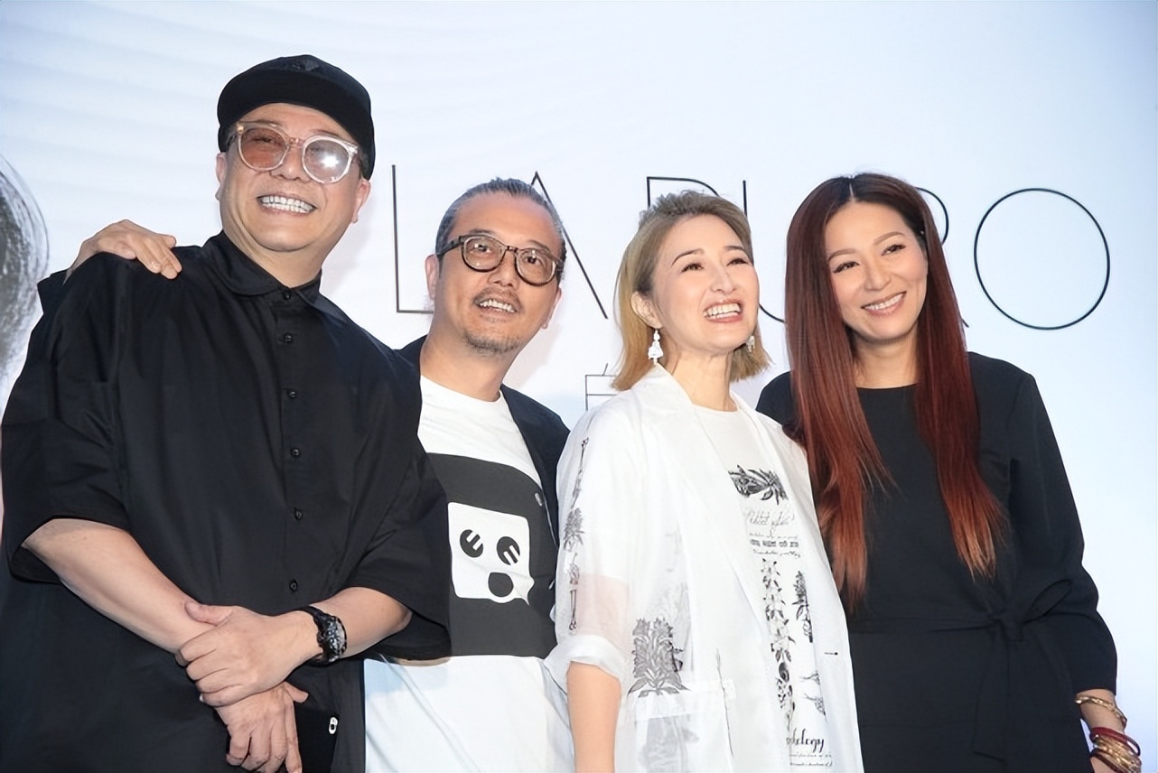 看不出关咏荷大滕丽名11岁,和欧阳震华同框更像两代人,保养太好_气质