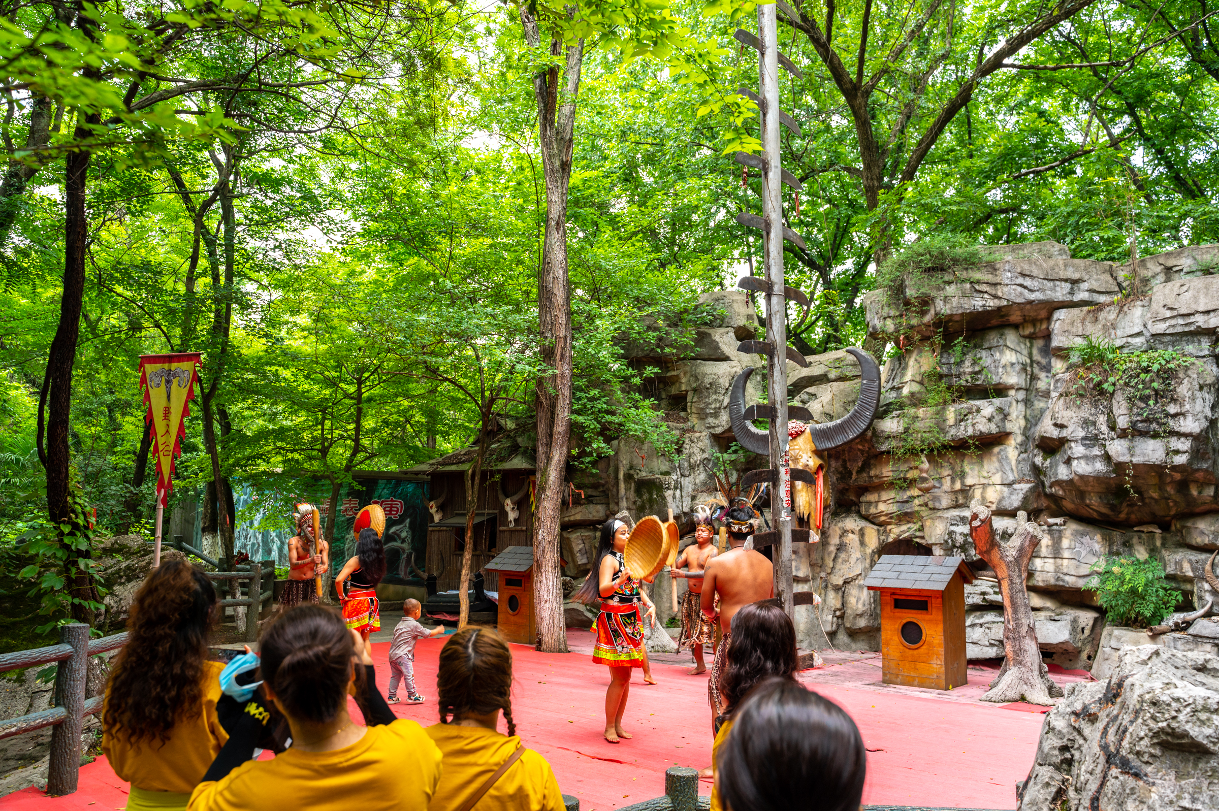 比如晋代 祝英台琴剑之冢碑,唐代时期的碧鲜庵石碑,建于南齐年间的