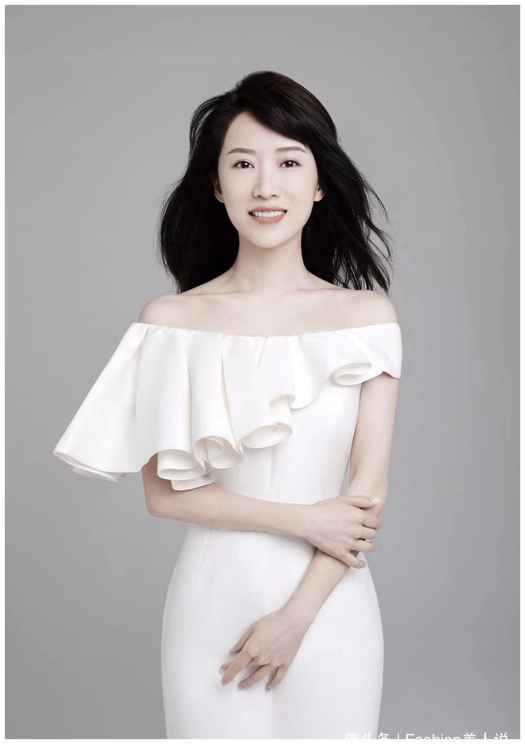 原创李念出席巴黎时装周大胆尝试粉色蘑菇头气质辣妈秒变叛逆少女