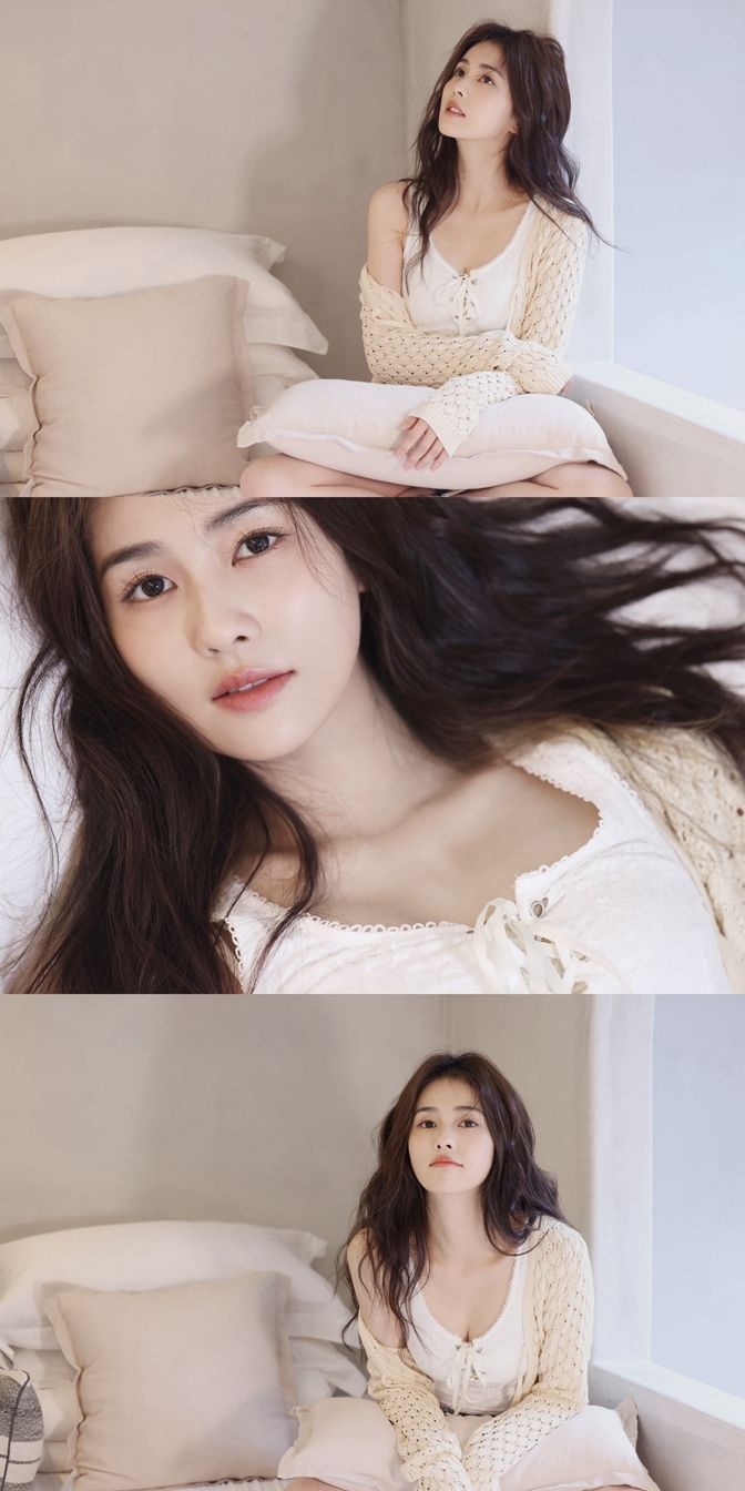 白鹿镂空毛衣优雅居家风写真