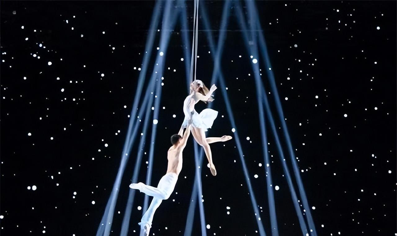 在欣赏完唐琮洋和塔雅的表演以后,五位评委:范冰冰,周润发等人全部