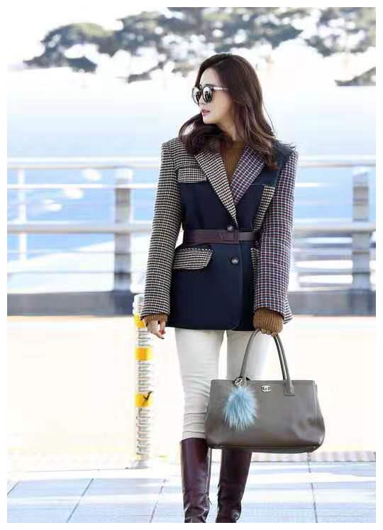 35岁李多海现身机场,拼色西装搭长筒靴,烫波浪大卷发尽显女神范_气质