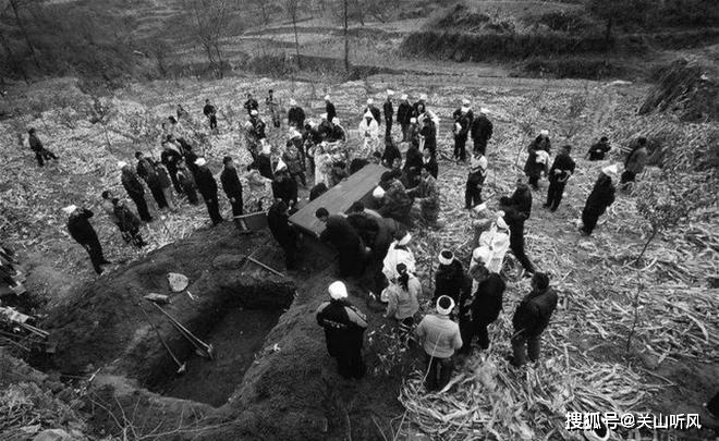 原创农村丧葬时死者为什么头北脚南有什么道理