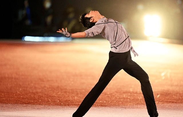 羽生結弦近況冰場輕鬆演繹四周跳對鏡勾手腰上腹肌吸睛