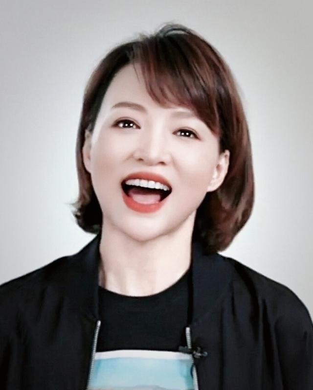 原创董卿久违露面罕见剪刘海气质大变穿运动装变酷girl美得不敢认