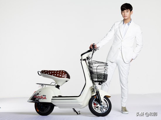 原创孙俪赵丽颖朴树韩寒这年头明星都有一颗骑电动车的心