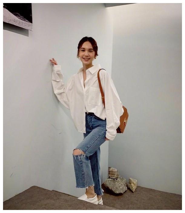 原创35岁杨丞琳晒文艺照破洞裤厚底鞋逆生长穿搭超减龄宛若18岁