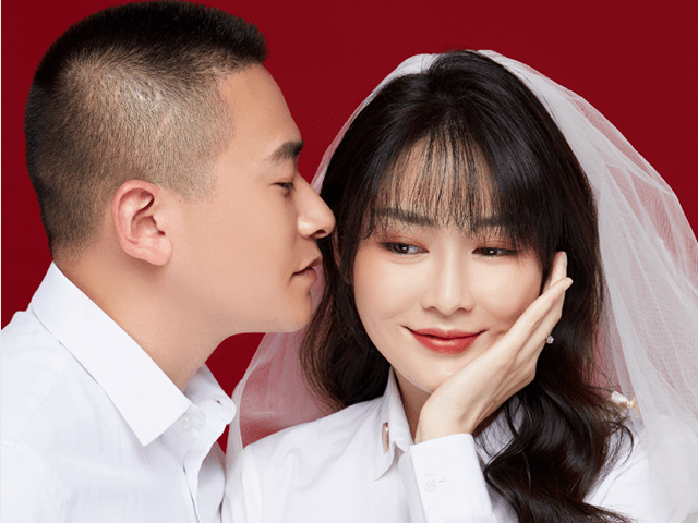 "黑魔仙"小月六一官宣,相差十岁姐弟恋,旁若无人当众接吻_周娇_男方