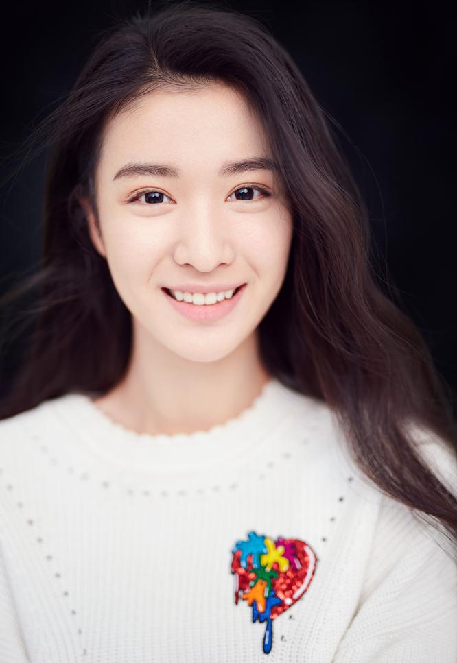 新晋小花撞脸刘亦菲,二人脸型五官神似,被传恋情至今尚未回应_楚然