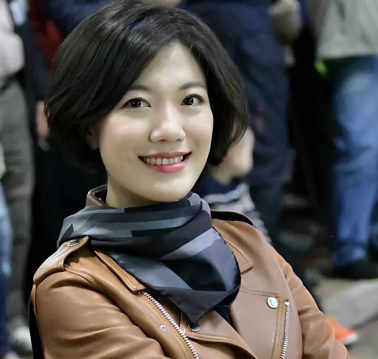 最惨冠军龙婷:凭《星光大道》走红,成春晚压轴,如今在街头卖唱