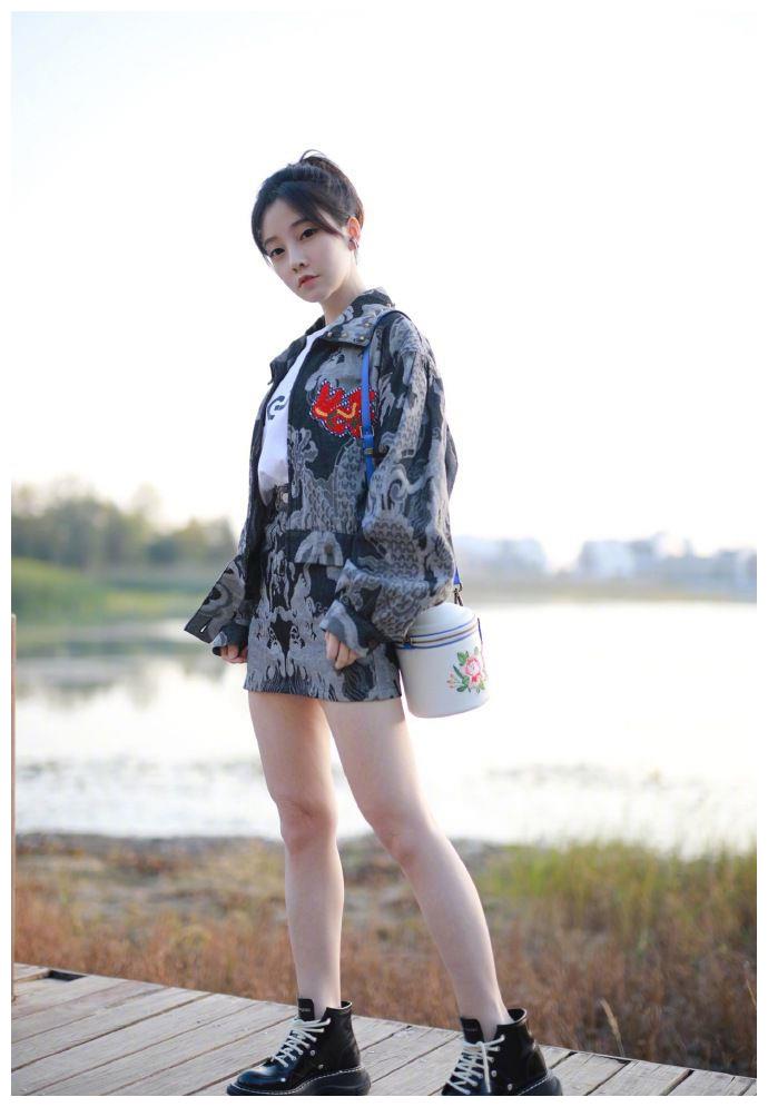 短裙马提尼克是矮美人们的必备单品.