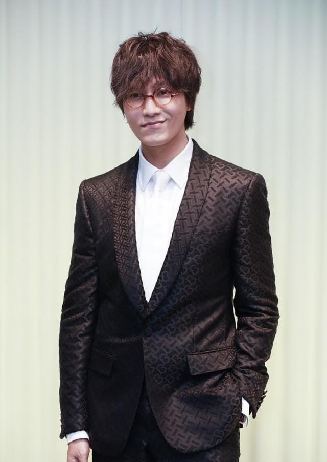 原创陈坤的造型挺有哈利波特的气质小卷毛配眼镜看着真挺斯文