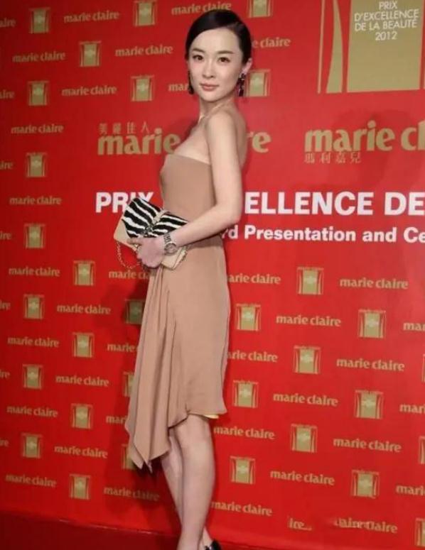 霍思燕穿露肩装凹造型,搭配12cm高跟鞋引热议,被指气质太风尘_显得