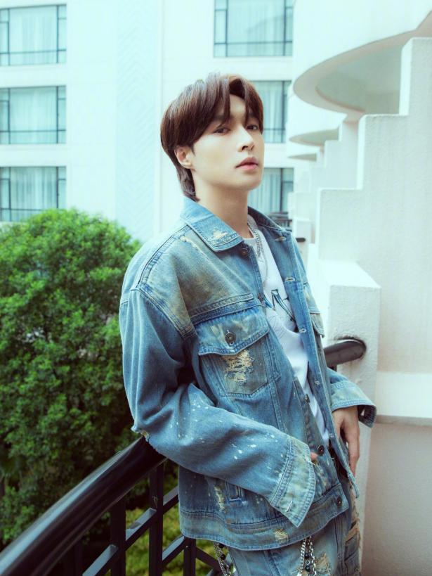 张艺兴活动造型释出水洗蓝复古牛仔帅气顺毛狼尾发型超吸睛