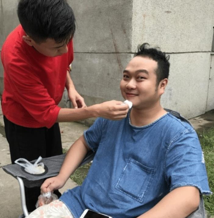 曾因一句"包租婆怎么没水了"走红,如今身价上亿胖到没朋友!_何文辉_作