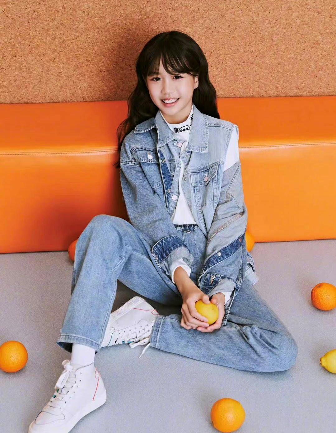 钟丽缇大女儿考拉长大了完全遗传妈妈的美貌和继父张伦硕越来越像