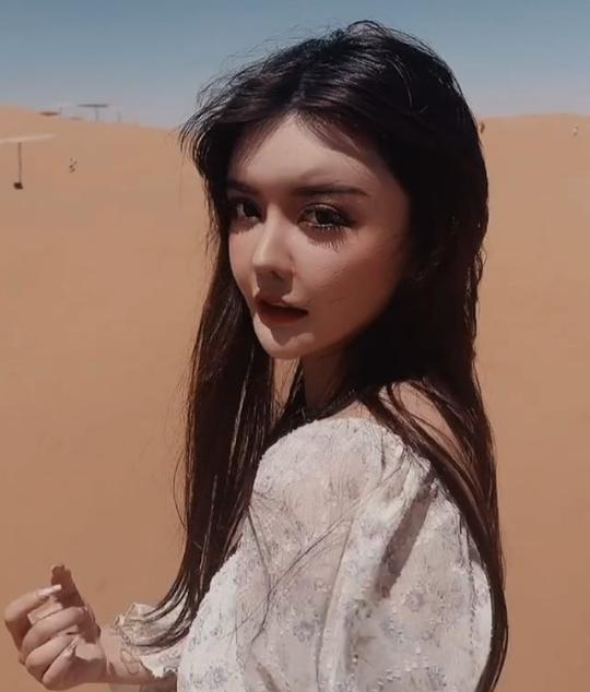 原创韩安冉忘了开美颜生图被评鼻孔一大一小眼睛像芭比娃娃