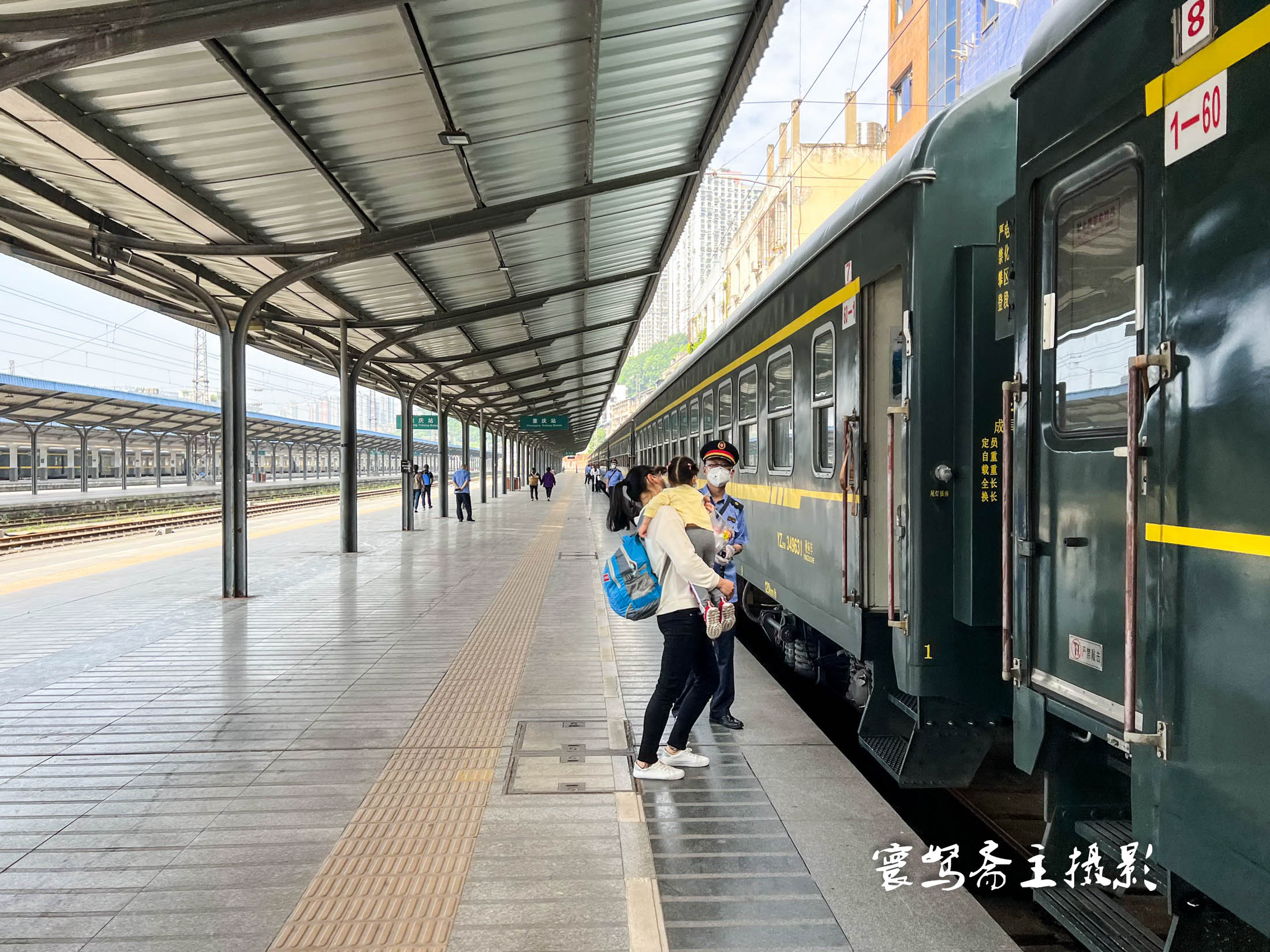 火车5612,一路风景优美票价便宜车厢里却空空荡荡的_列车_站台_铁路线