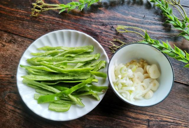 買回海鮮菇不會做,教你這個做法,不放肉也好吃,味道鮮美下飯_尖椒