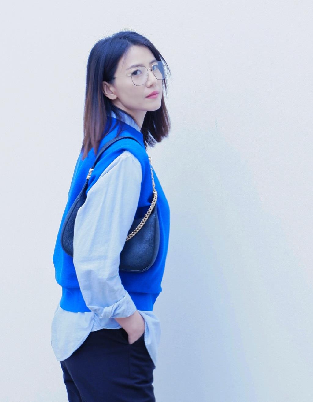原创女神营业被高圆圆街拍美到了时髦混搭技能满点戴眼镜像教师