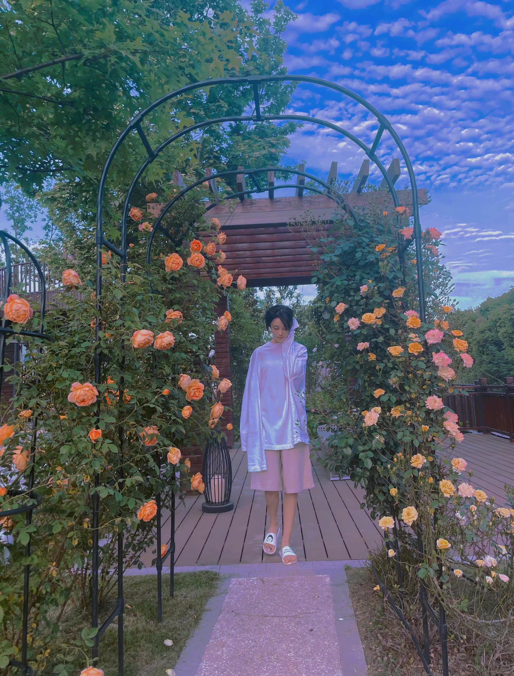 原创婚后的张馨予哪有明星样穿白衬衫教画画美到孩子们的心窝