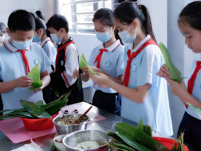 原创柴桑区营养学会联合区四小开展学校学生包粽子迎端午活动