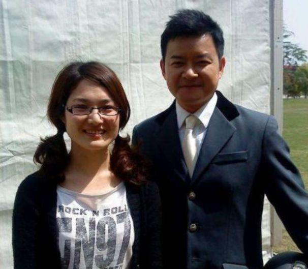 41岁主持人李佳明近照曝光,与妻子18岁相恋,今生活幸福_爱情_女儿