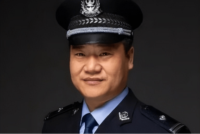 从反诈老陈到油腻老陈曾经爆红的警察大叔怎么了