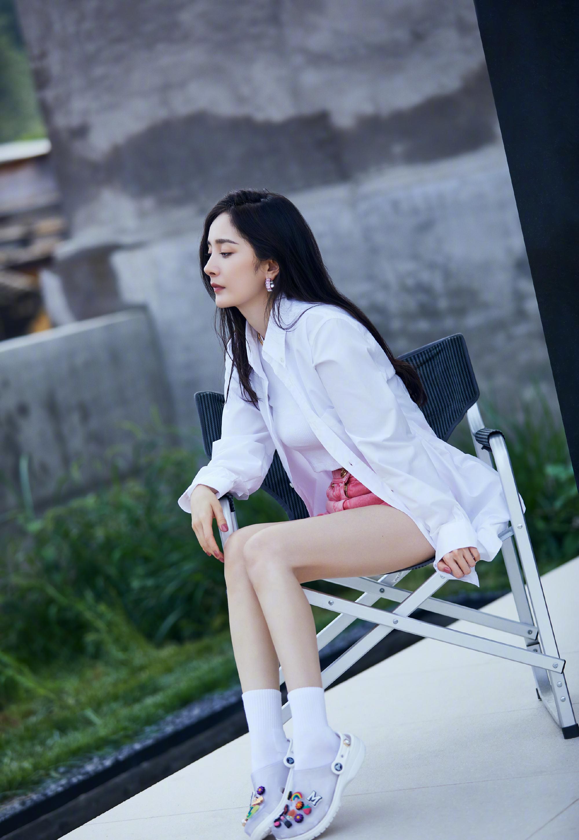 原创杨幂再秀纤细美腿惹人羡打扮清纯甜美颜值能打似妙龄少女