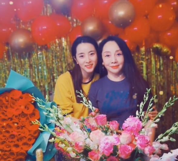 李思思遗传爸妈美貌,父母年轻时照片曝光,她与妈妈长相一模一样