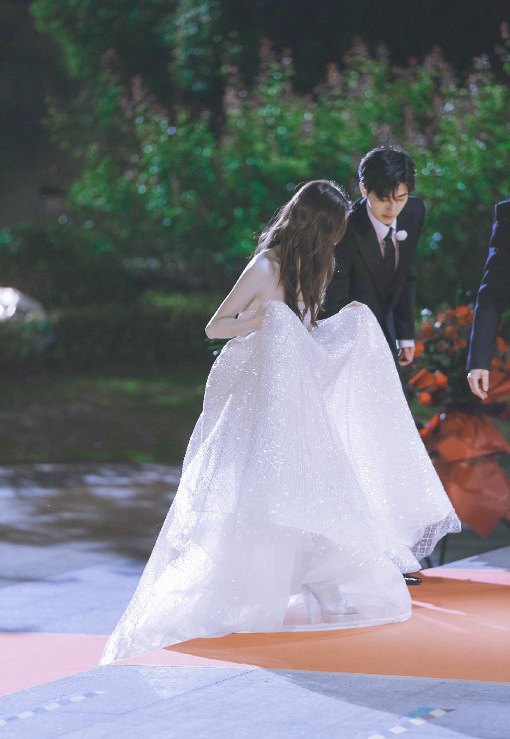 蔡徐坤绅士帮baby提裙子,还将和黄明昊合体_节目_黄旭熙_沙溢