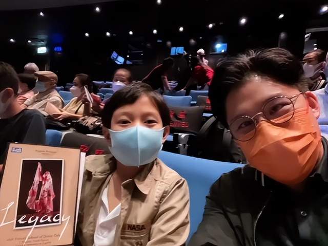 郭晶晶难得登台表演!打扮优雅颇有民族风