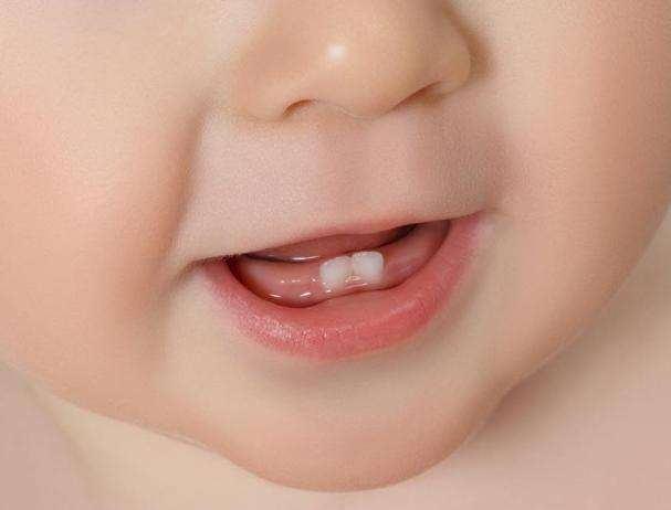 宝宝在长牙期间,牙床会发痒,为了缓解出牙的不适感,就会出现咬人的