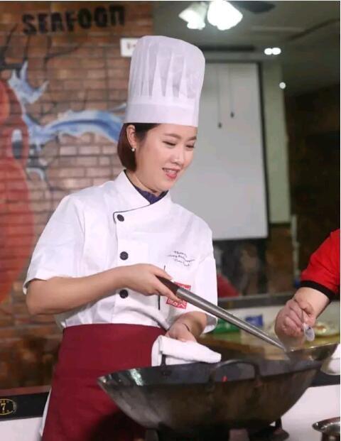 原创美女任良韵一个工科出身的人最后成为了安徽卫视的当家主持人