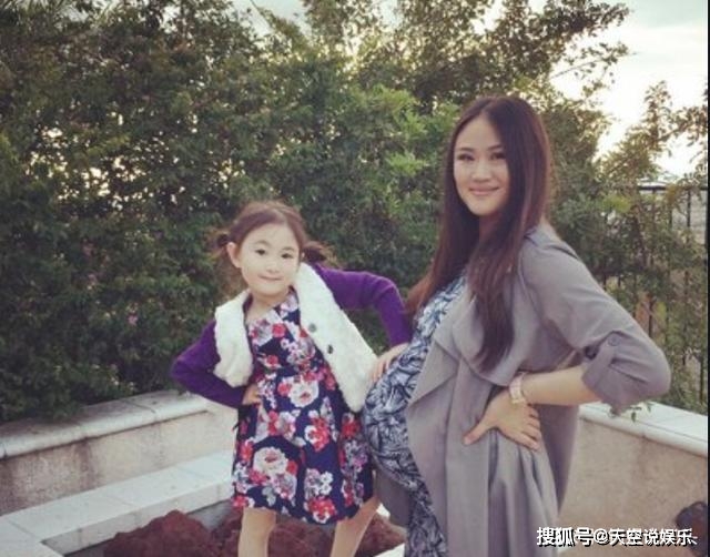 上节目时,李小鹏的实力护短,因为李安琪在美国长大,所以英文很流利