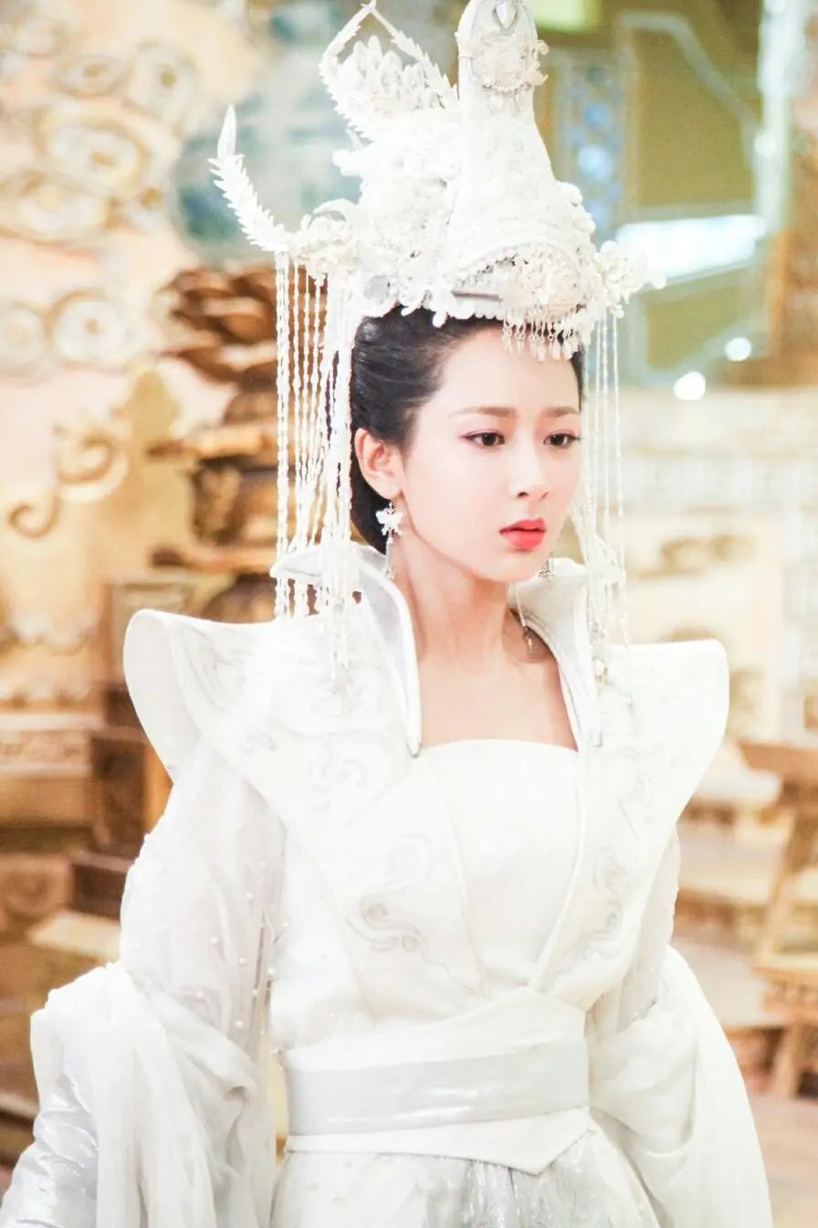 杨紫的古装扮相是好看,但也不是那种特别古典的大美女类型,因为她的