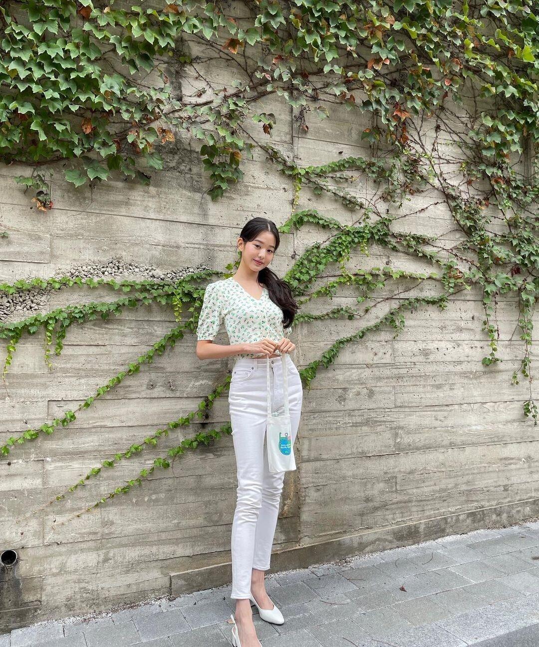 韩女星张员瑛秀逆天大长腿韩网友惊呼不切实际的身材和美貌