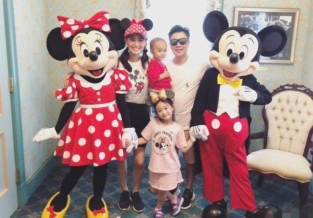 这孩子表情严肃,脚上穿万年不变的鞋亮了_奥利奥_李安琪_对方